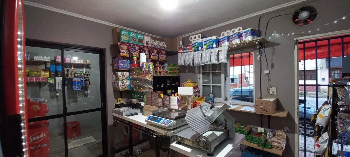 Propiedad q/consta de 4 Casas y un local comercial 5