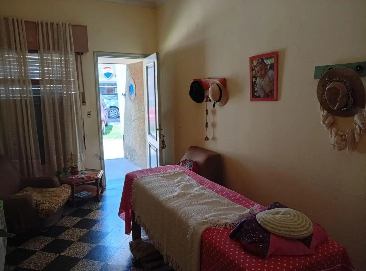 Casa con gran terreno en Avenida Lujan 3