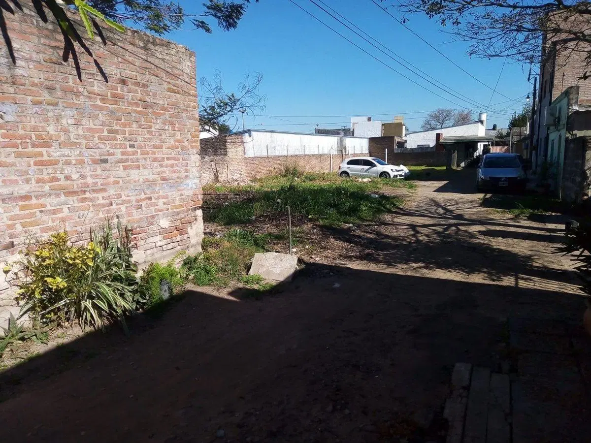 Casa con gran terreno en Avenida Lujan 2