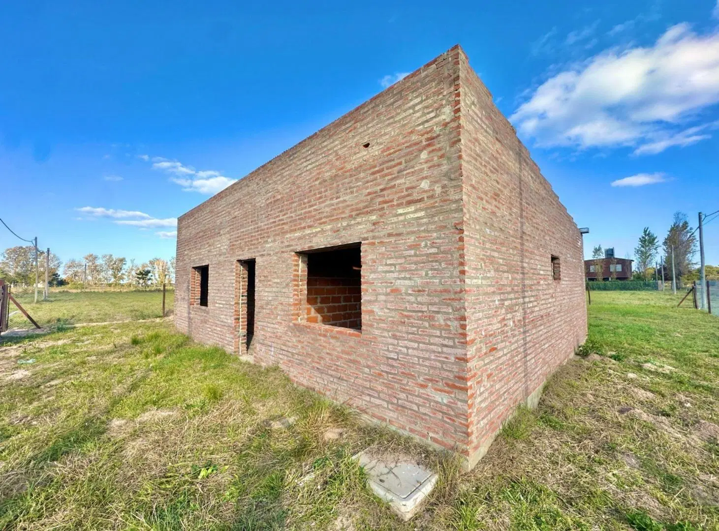 SE VENDE TERRENO CON CONSTRUCCION 2