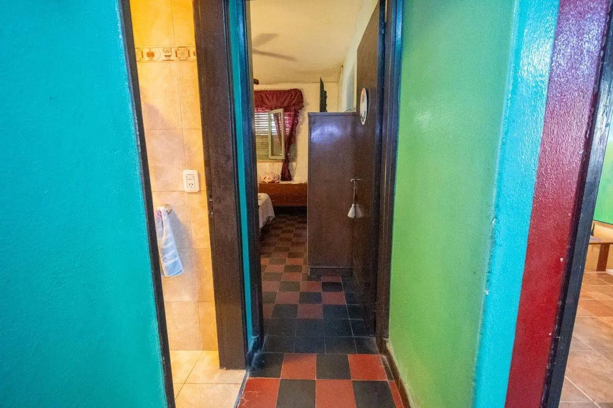 Se vende casa a 100m de Aristóbulo del Valle 5