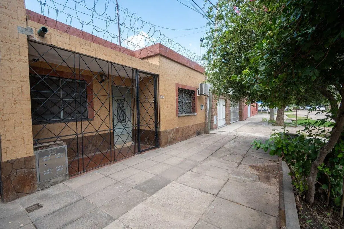 Se vende casa a 100m de Aristóbulo del Valle 2