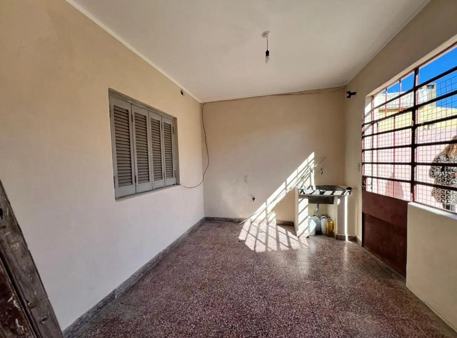 CASA 2 DORMITORIOS PATIO Y PILETA FOMENTO 9 JULIO 2