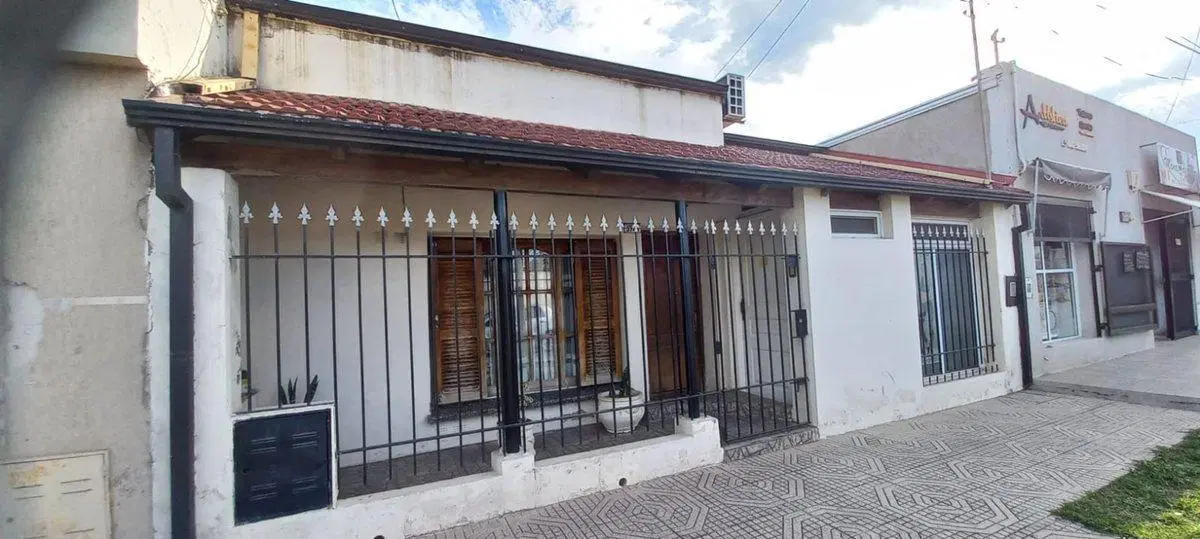 Casa 2 Dormitorios, Local y Patio,Zona E.Encendida 4