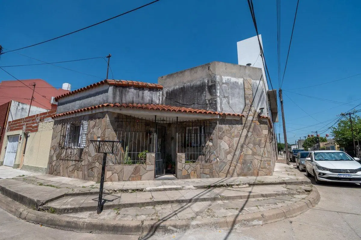 Casa 4 dormitorios 2 cocheras patio zona C. Verna 3