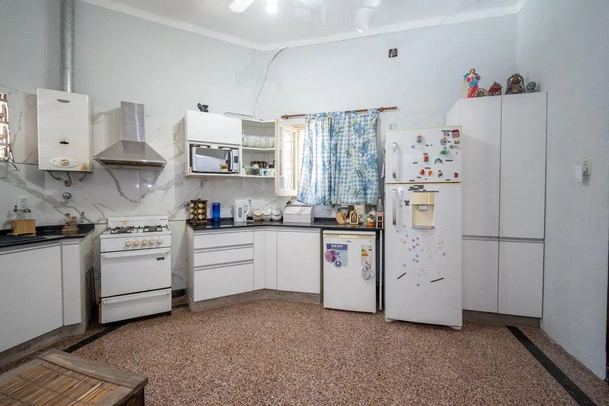 Casa 4 dormitorios 2 cocheras patio zona C. Verna 4