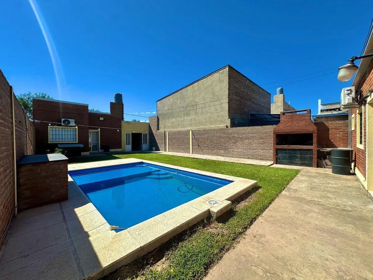 SE VENDE CASA PATIO/PILETA Y QUINCHO EN PRADERA II 2