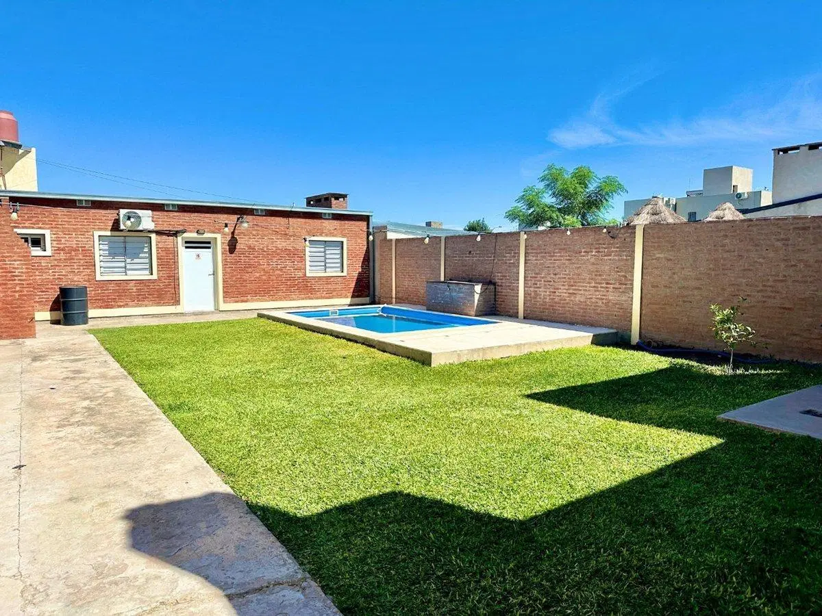 SE VENDE CASA PATIO/PILETA Y QUINCHO EN PRADERA II 8