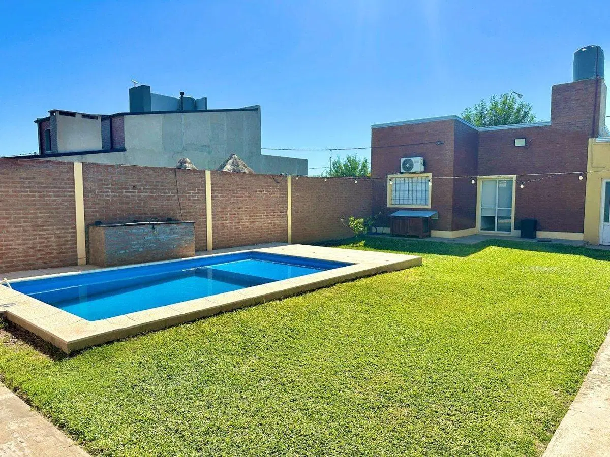 SE VENDE CASA PATIO/PILETA Y QUINCHO EN PRADERA II 3