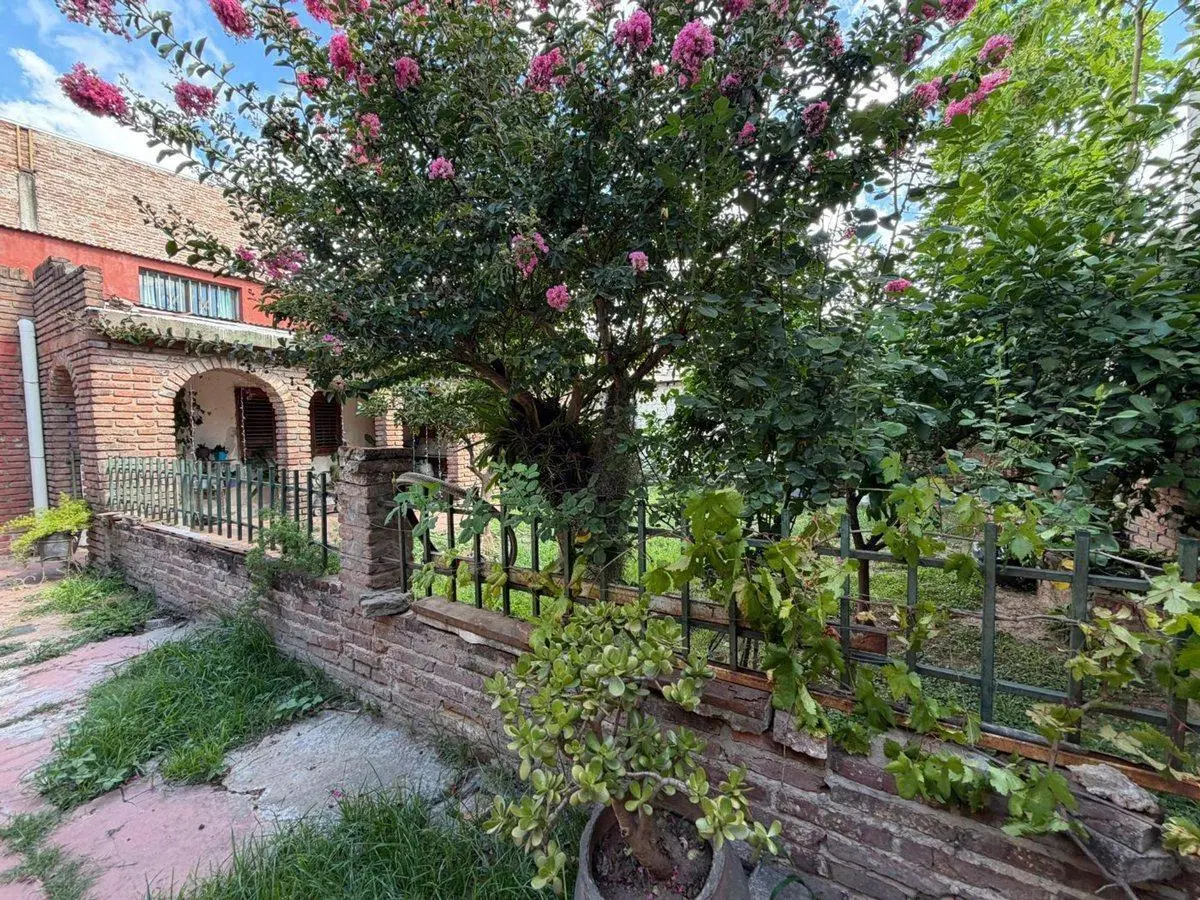 Casa Interna con gran terreno cercana a Avenida. 8
