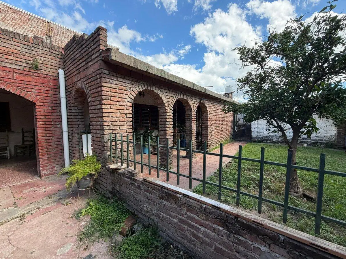 Casa Interna con gran terreno cercana a Avenida. 2