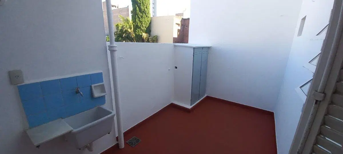 Depto. 4 Ambientes, 2 Baños, patio y balcón.Centro 5