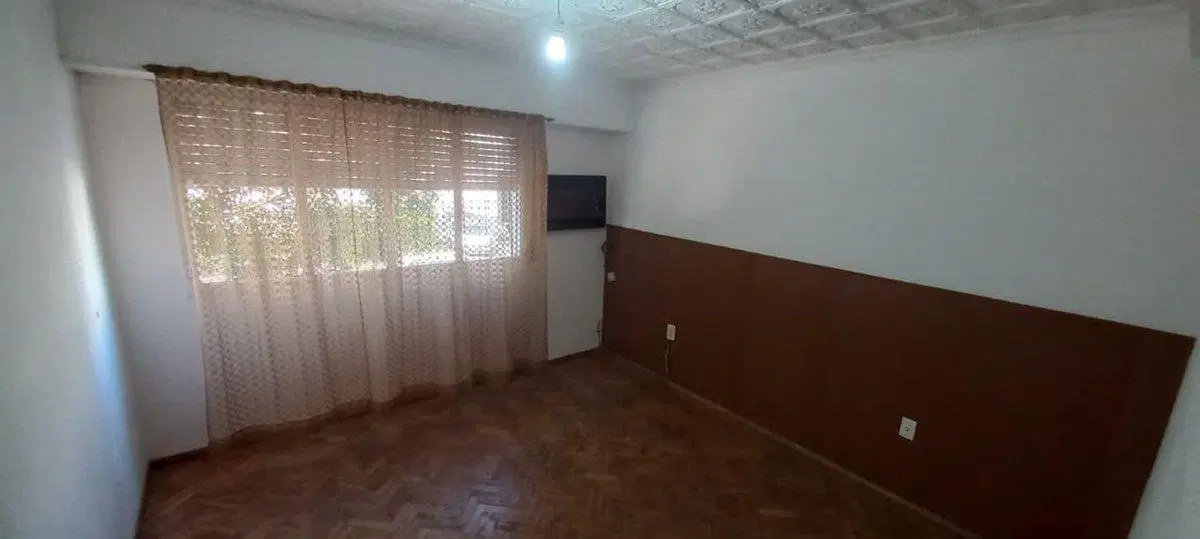 Depto. 4 Ambientes, 2 Baños, patio y balcón.Centro 4