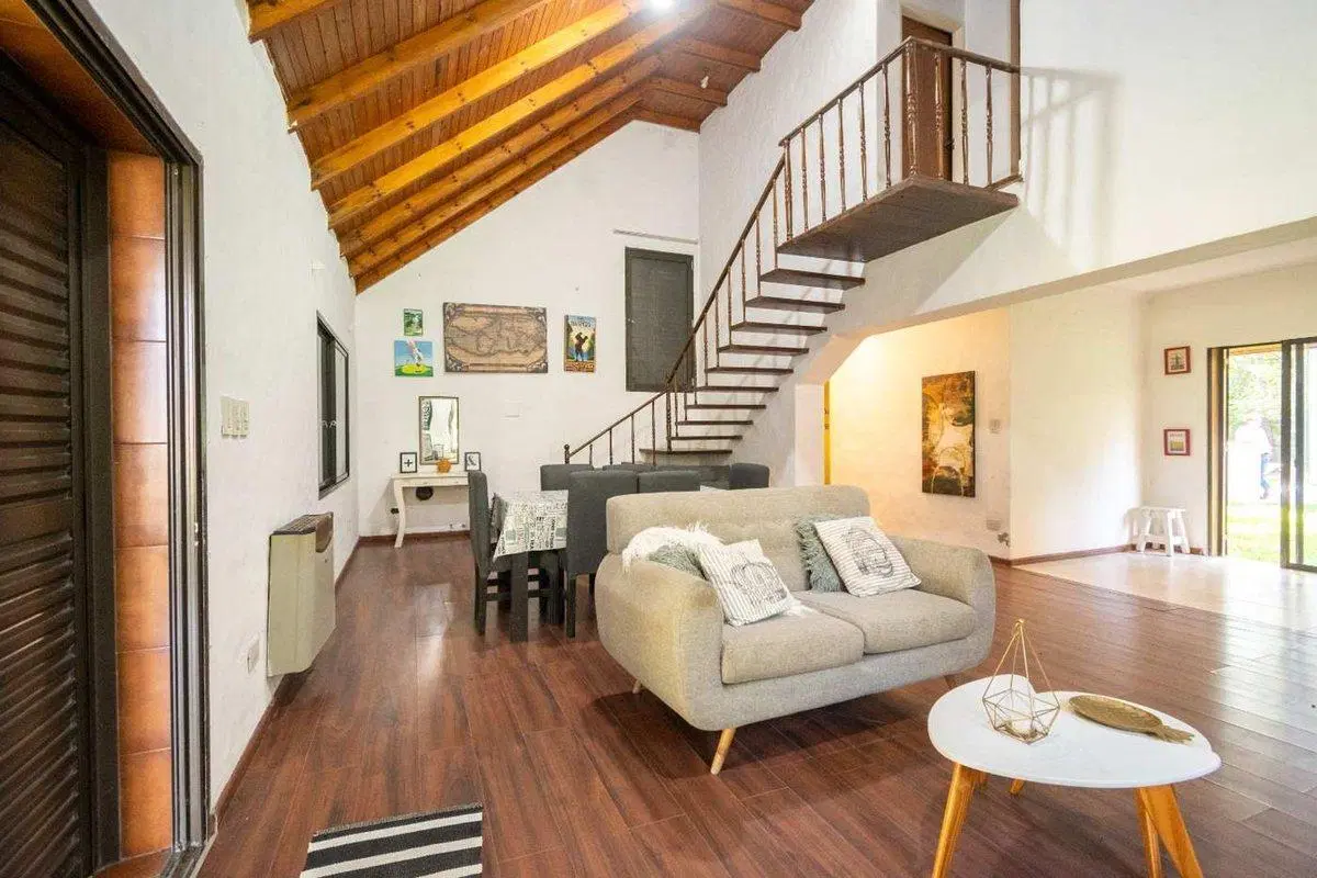 Se vende casa con pileta en Los Molinos 2