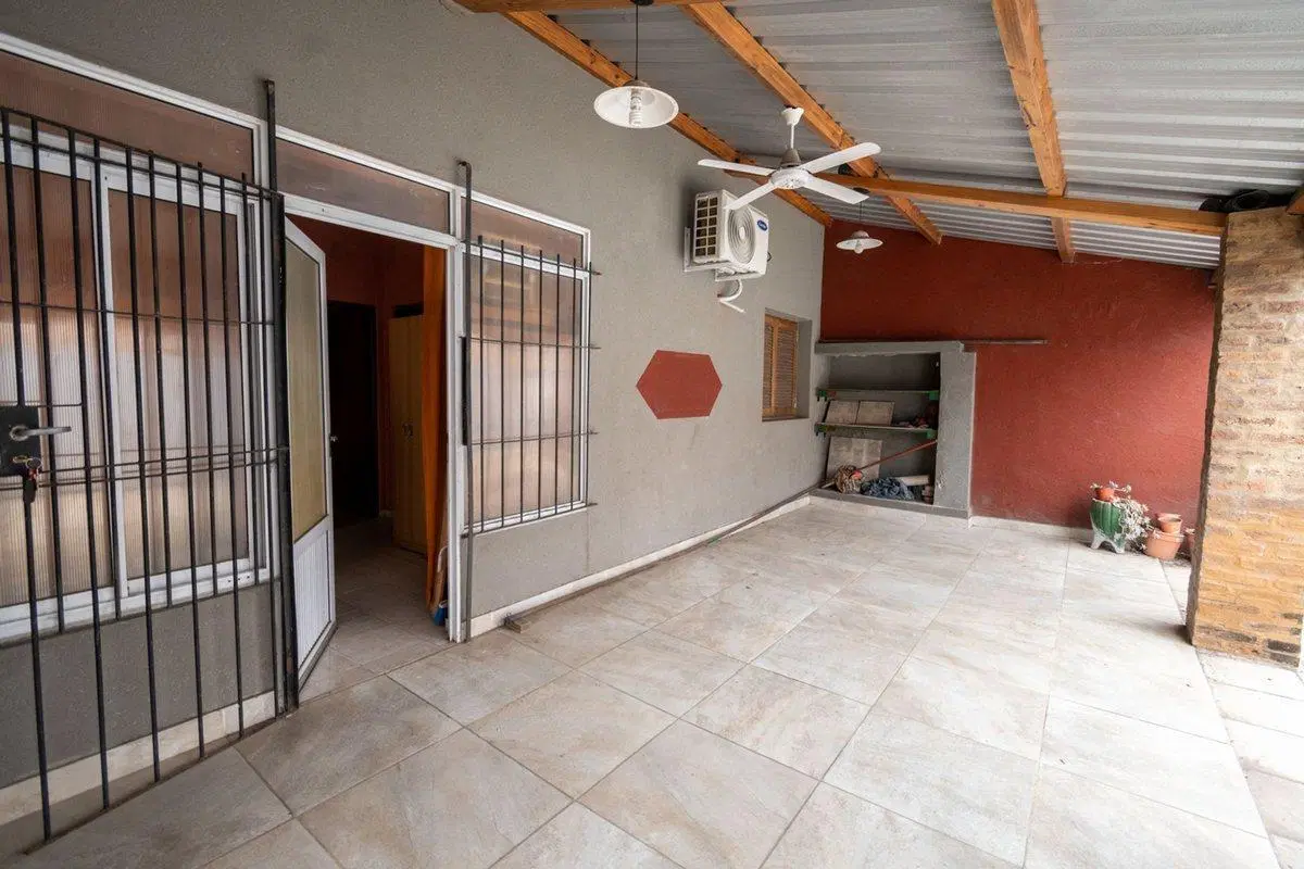 Casa amplia en venta con departamento interno 3