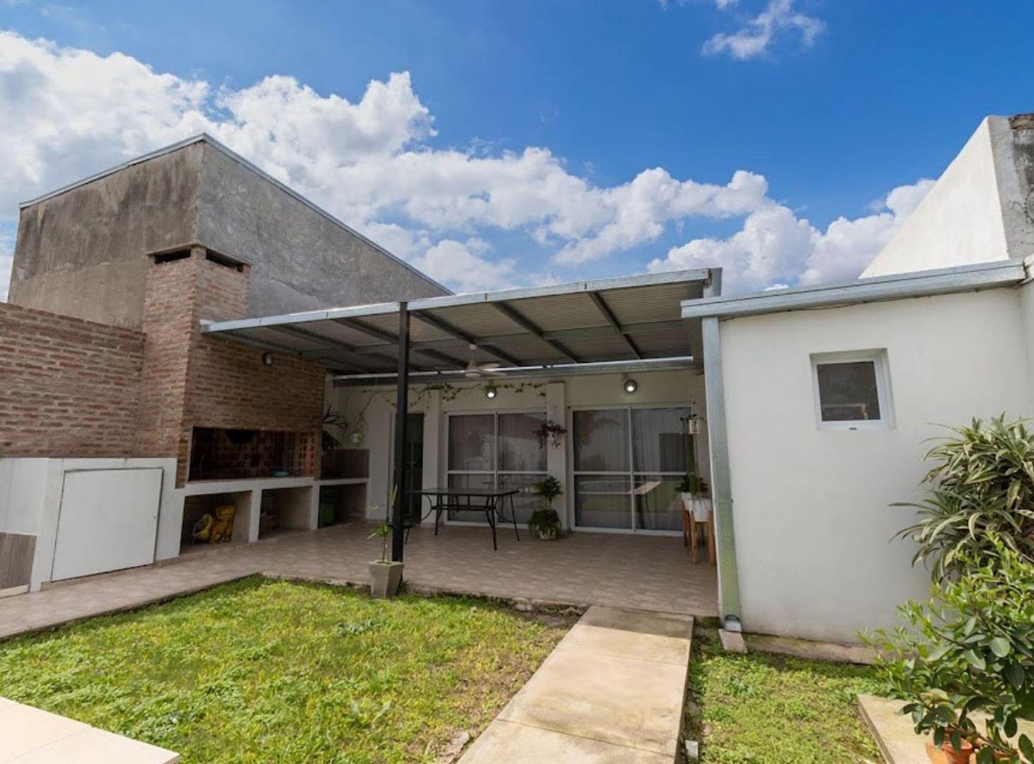 Foto de Galpón al frente - Propiedad con piscina al fondo,, imagen 3