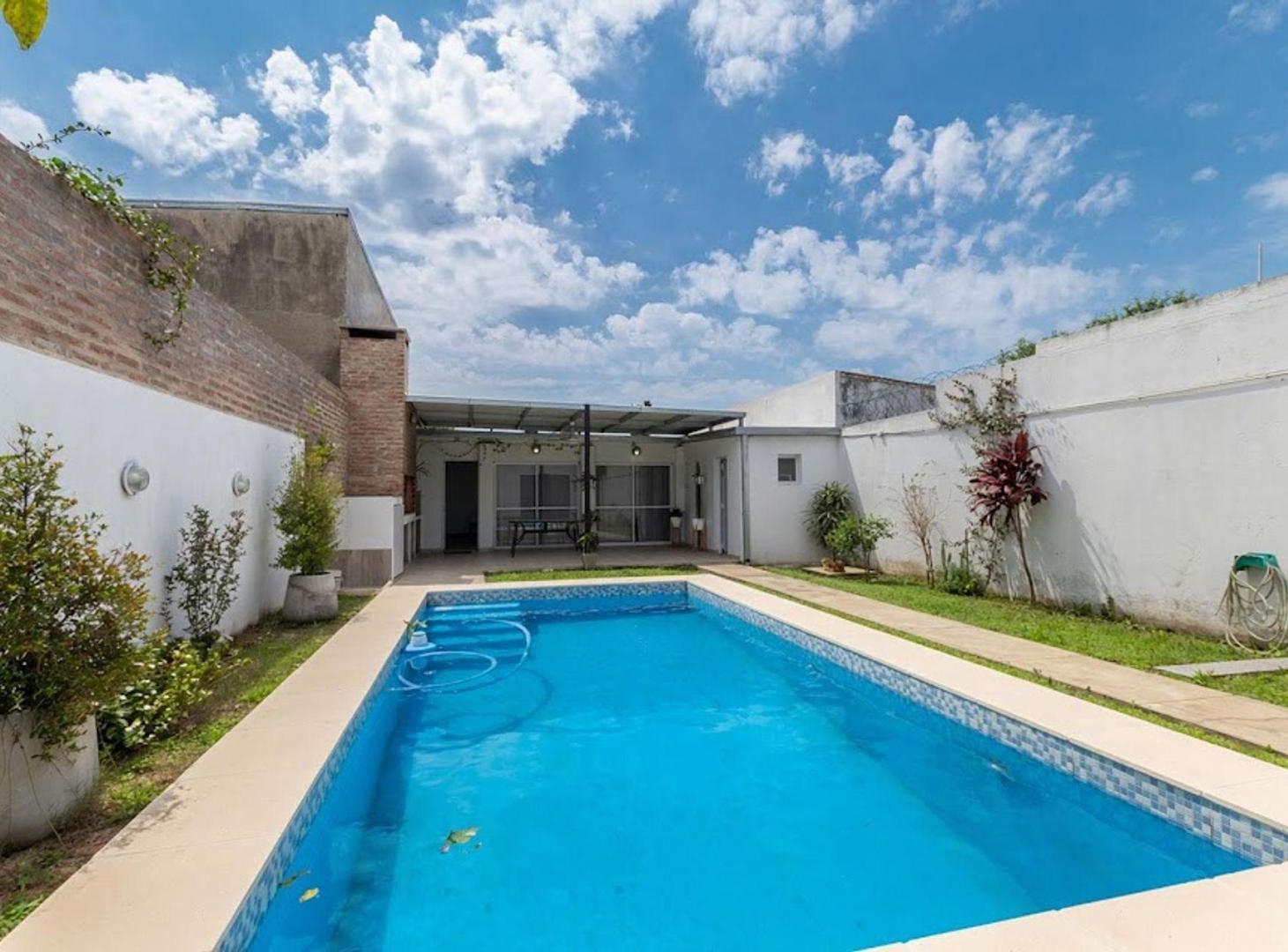 Foto de Galpón al frente - Propiedad con piscina al fondo,, imagen 4