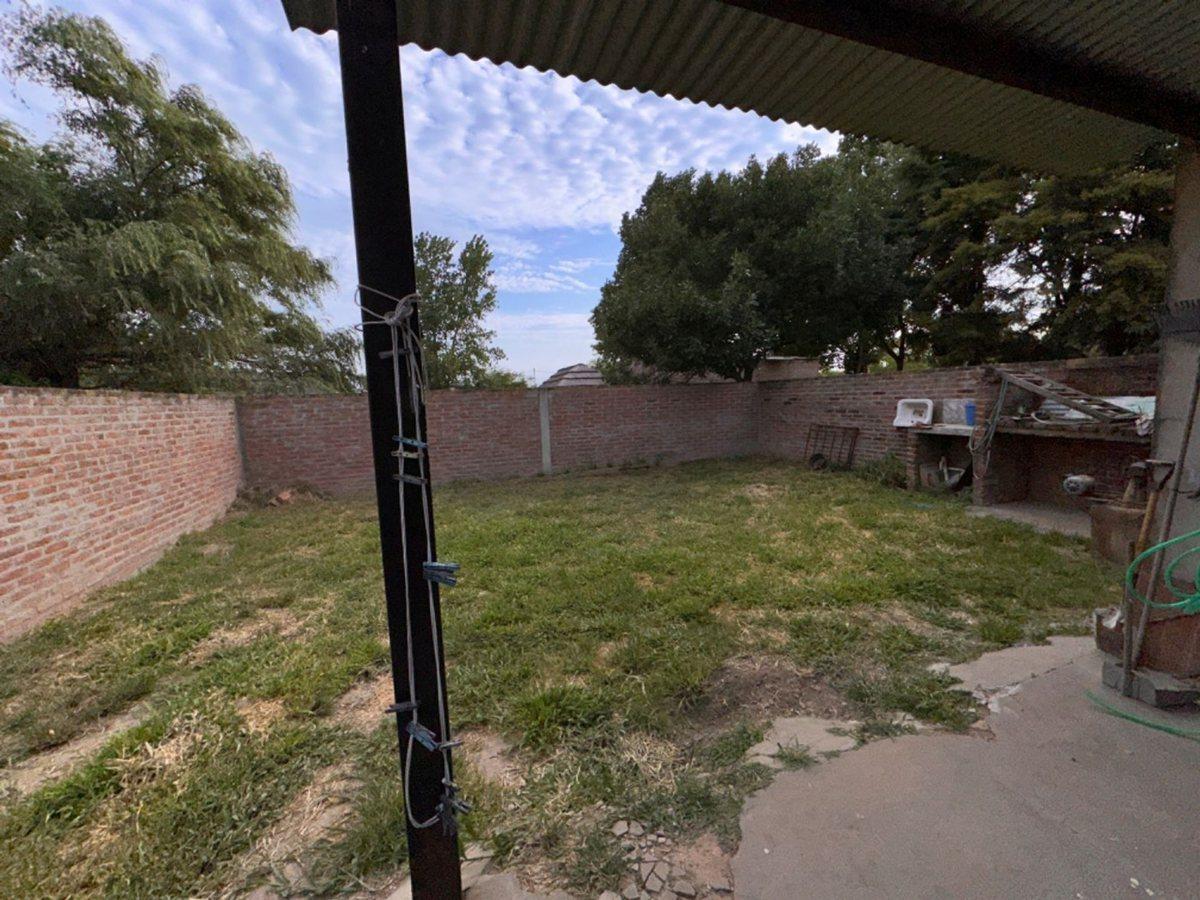 Foto de SE VENDE CASA CON GRAN TERRENO- B° LAS MERCEDES, imagen 1