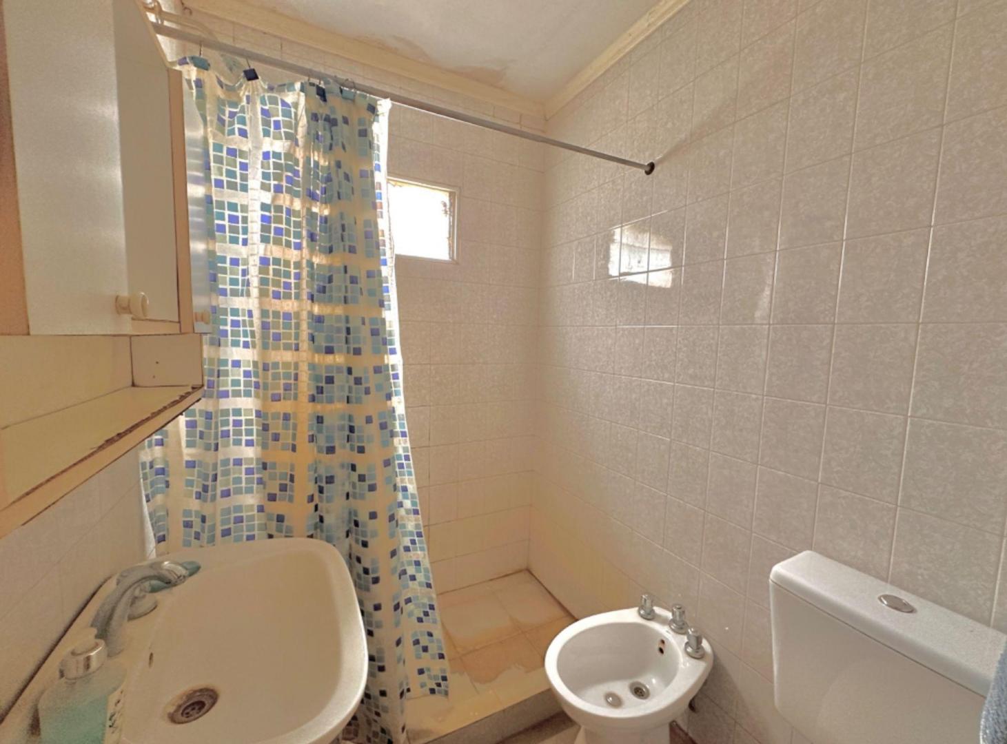 Foto de SE VENDE CASA CON GRAN TERRENO- B° LAS MERCEDES, imagen 2