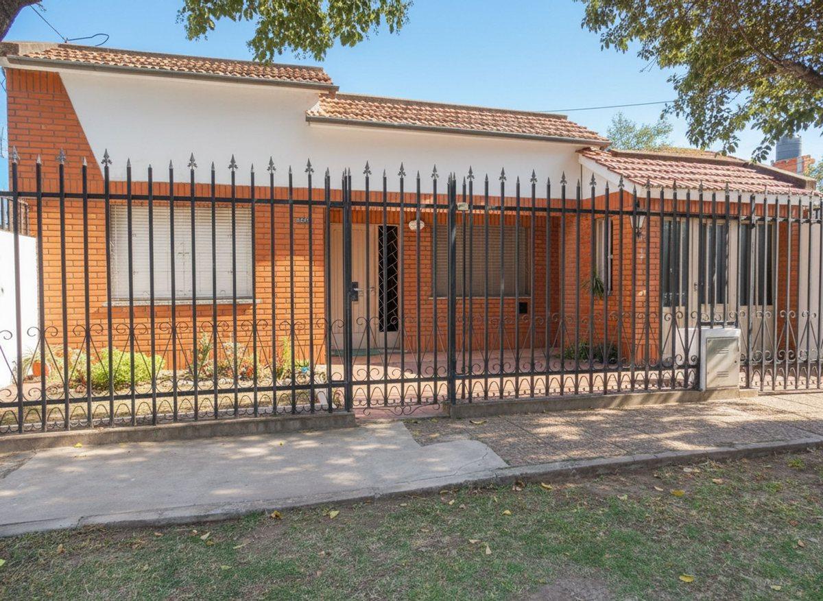 Foto de CASA DE TRES DORMITORIO Y COCHERA EN SANTO TOMÉ, imagen 5