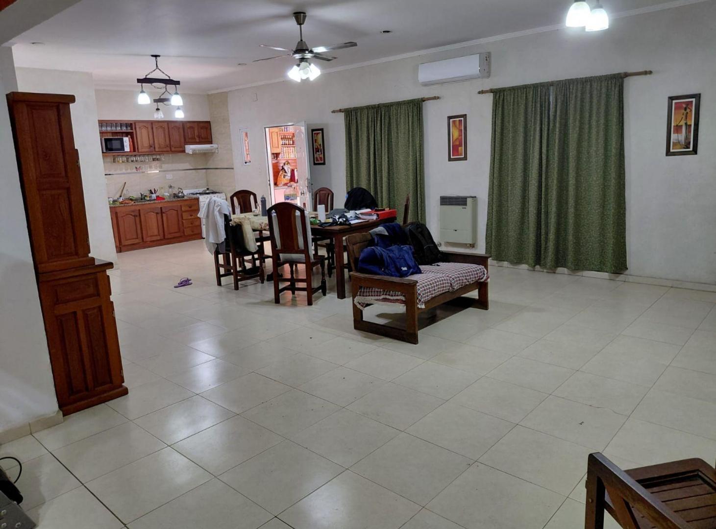 Foto de Casa con ambientes grandes y cómodos con pileta, imagen 1