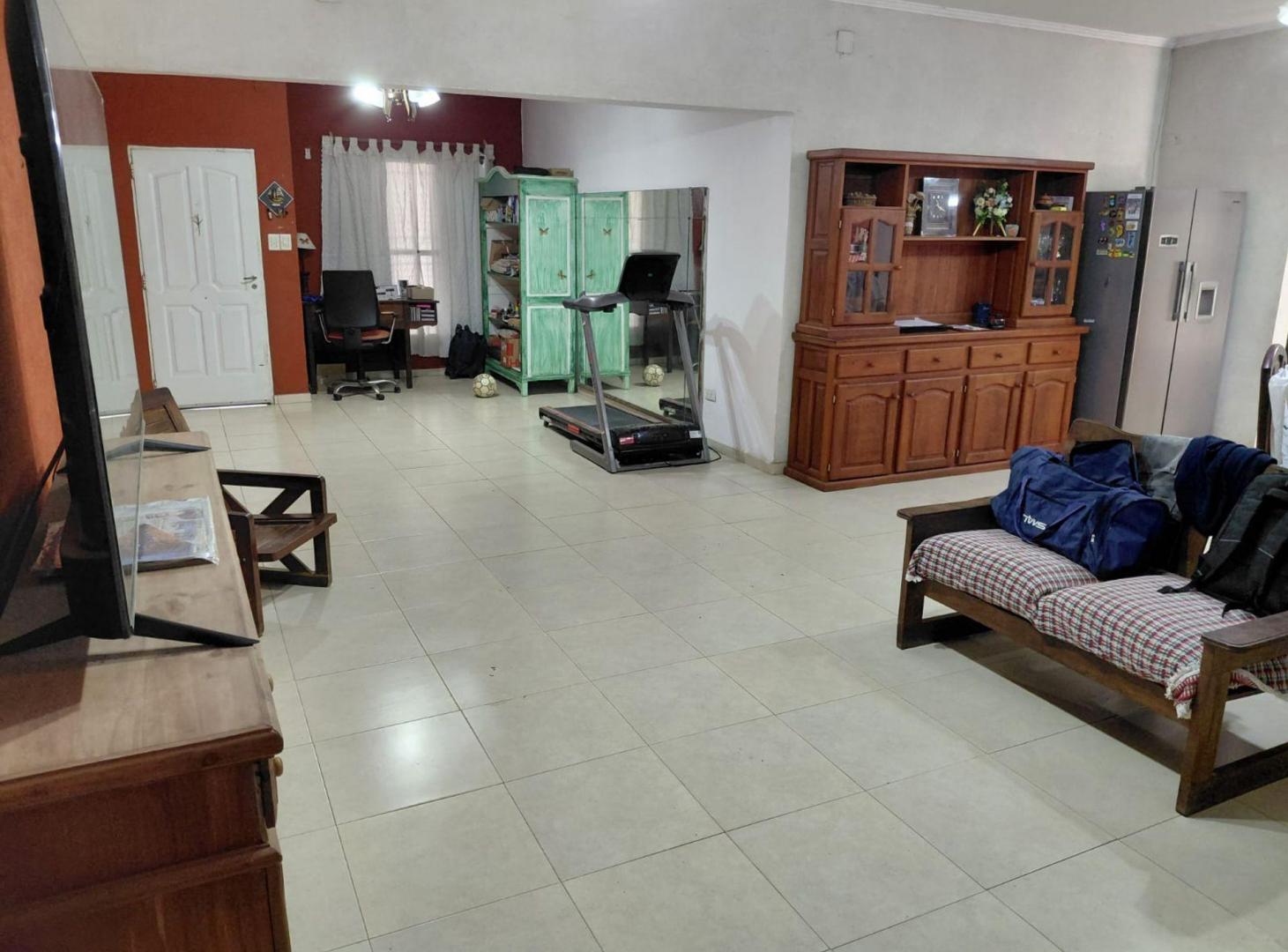 Foto de Casa con ambientes grandes y cómodos con pileta, imagen 4