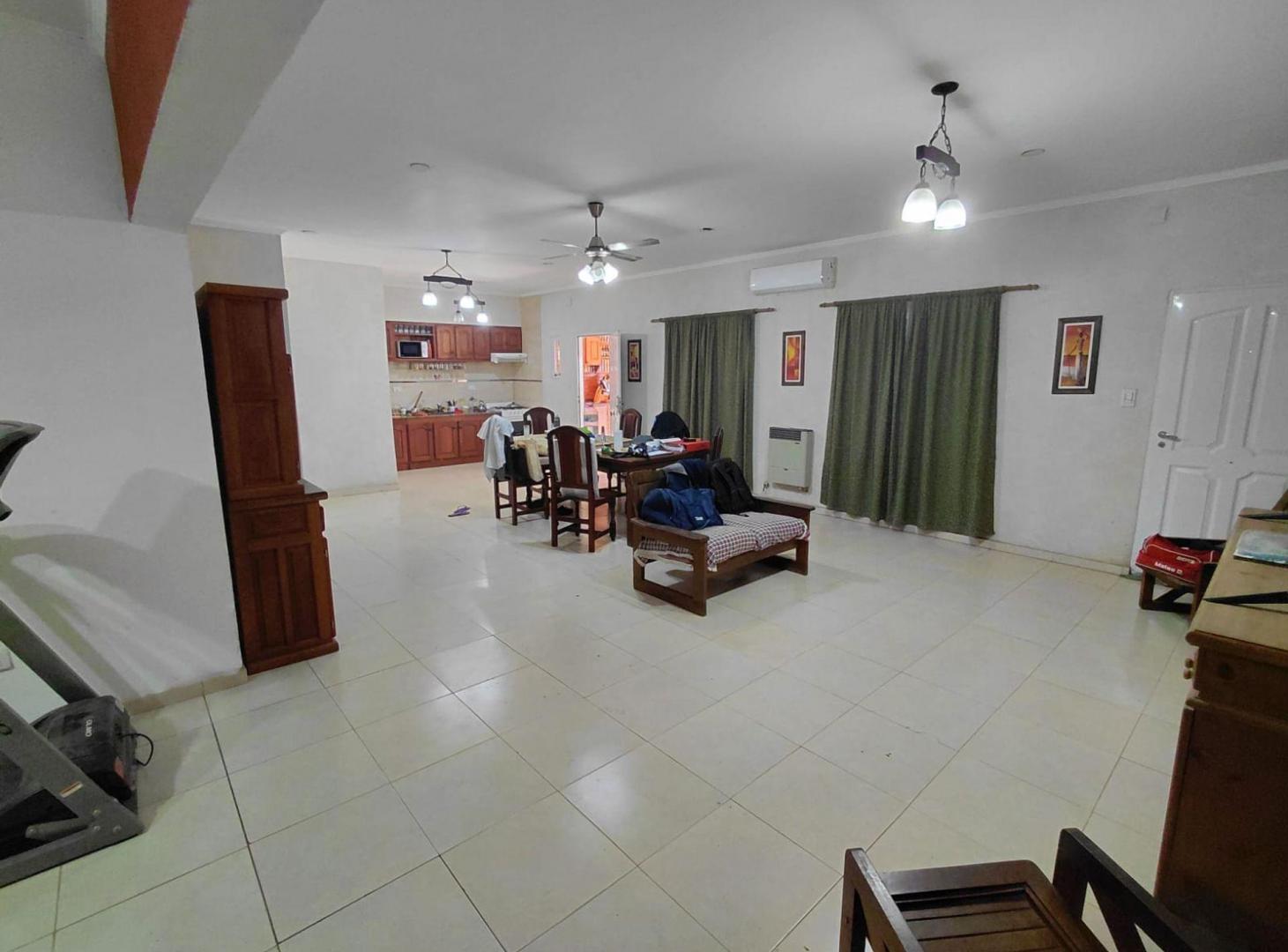 Foto de Casa con ambientes grandes y cómodos con pileta, imagen 3