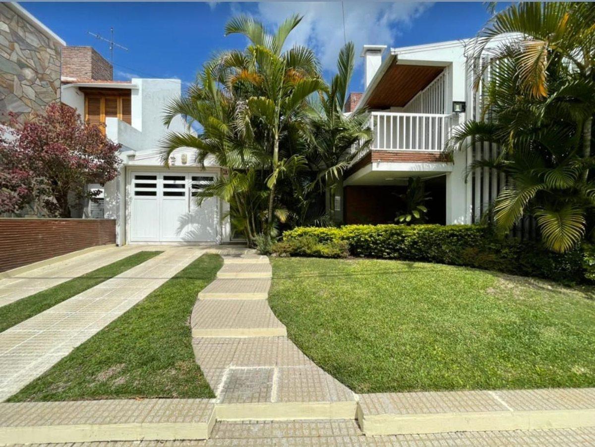 Foto de REMAX vende Casa de Categoria. Excelente ubicación, imagen 1