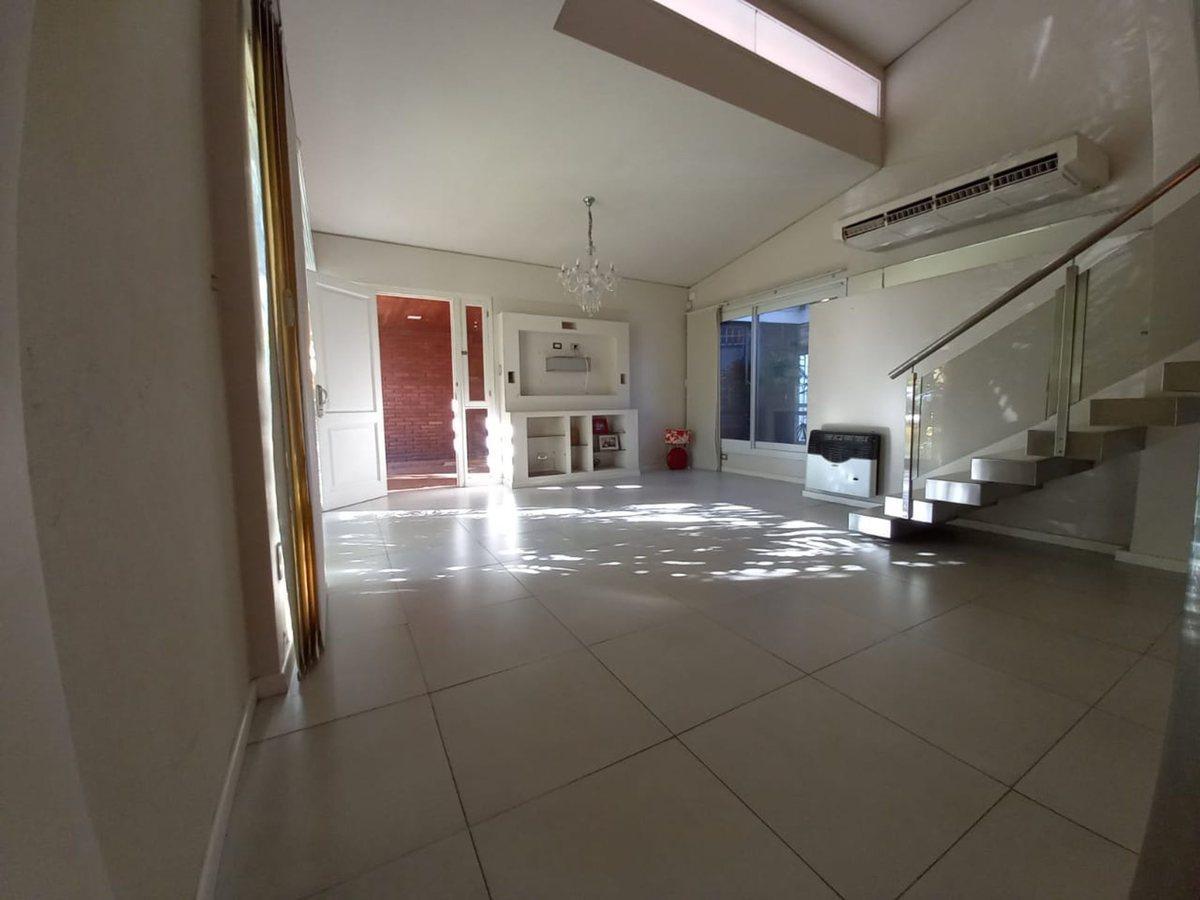 Foto de REMAX vende Casa de Categoria. Excelente ubicación, imagen 2