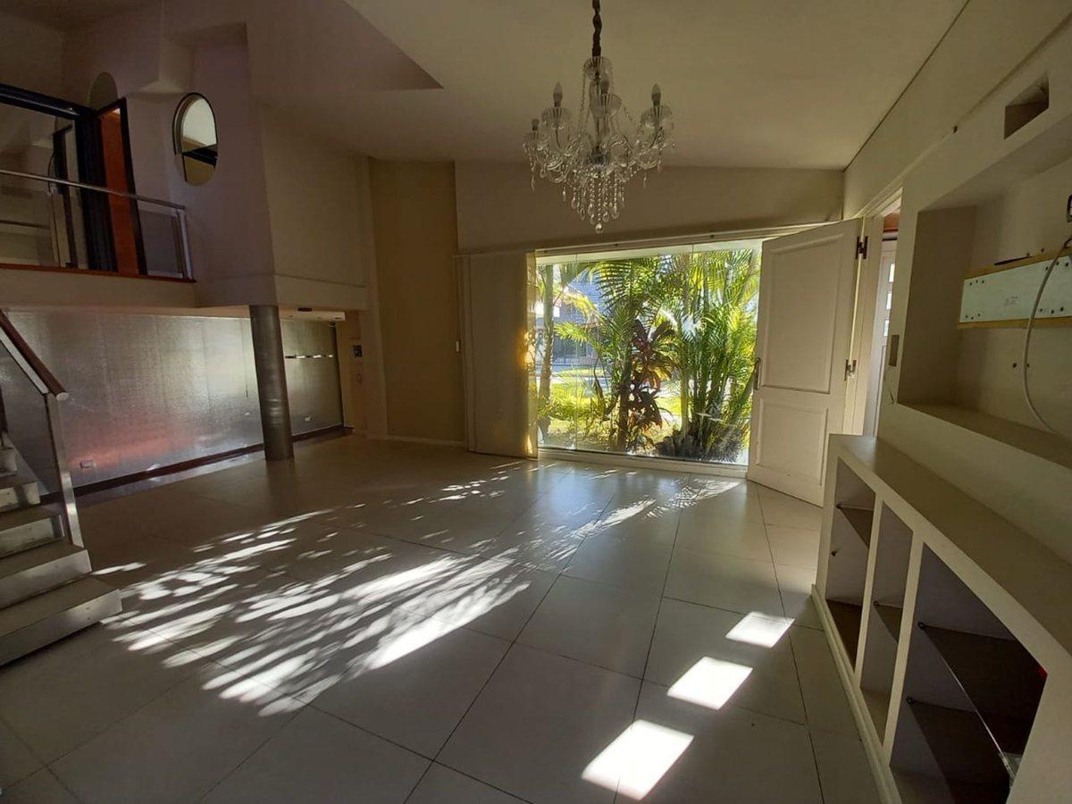 Foto de REMAX vende Casa de Categoria. Excelente ubicación, imagen 3