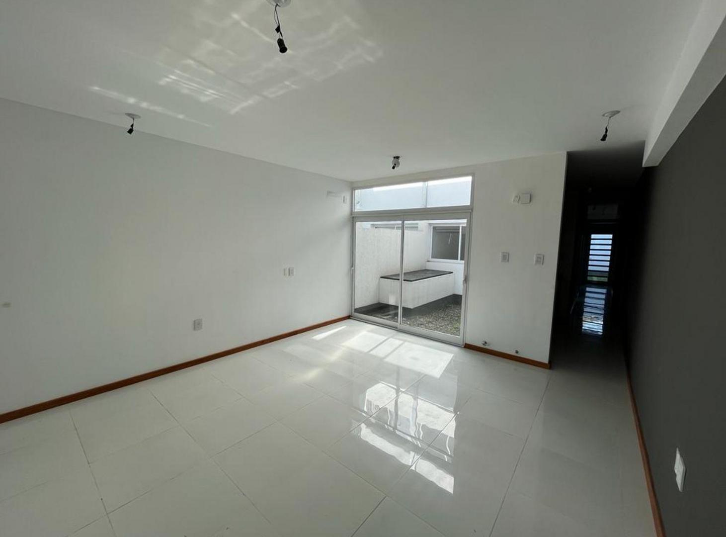 Foto de SE ALQUILA DPTO A ESTRENAR 2D Y COCHER B° M. SELVA, imagen 2