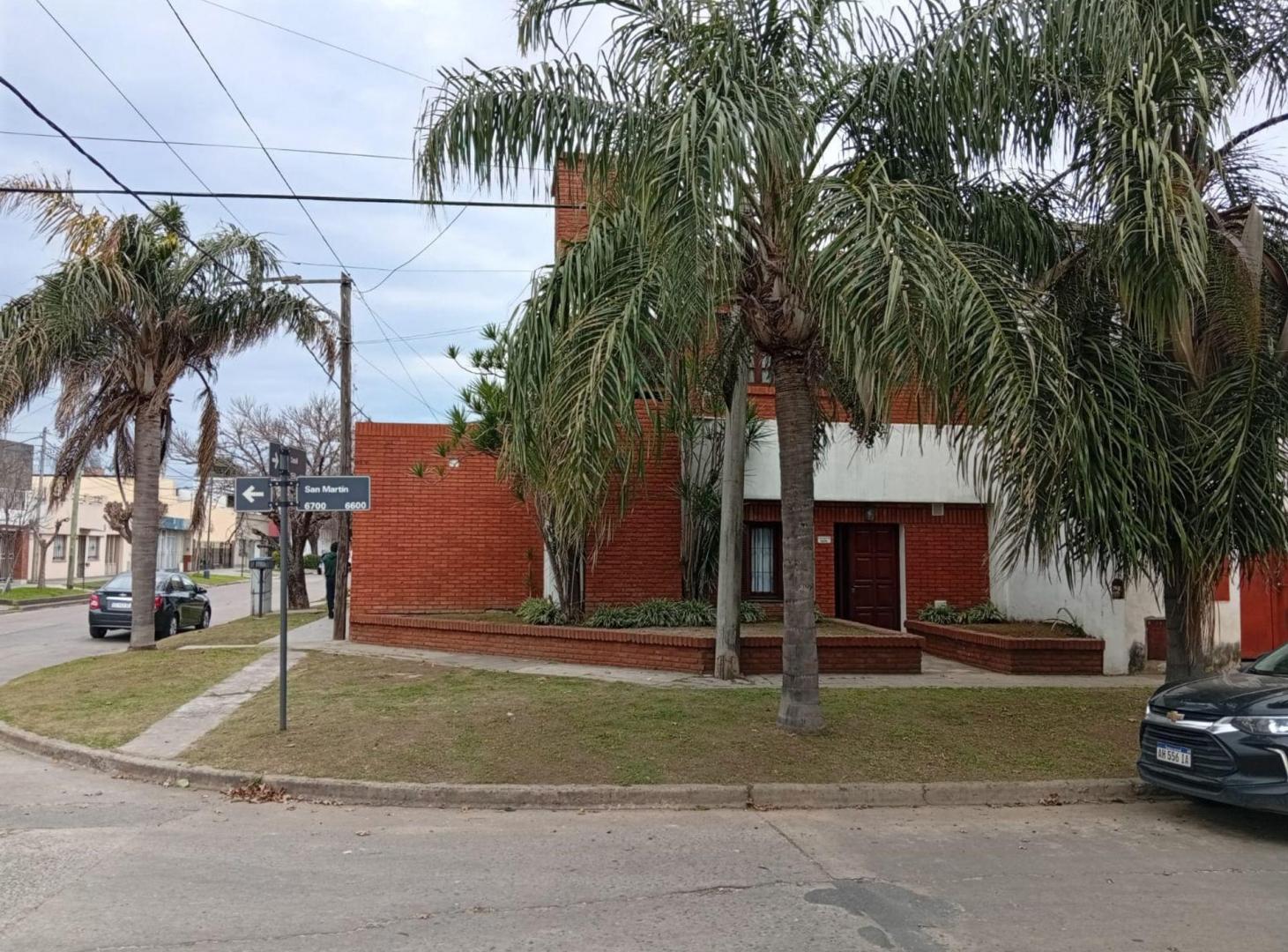 Foto de Casa amplia de dos plantas en esquina, imagen 1