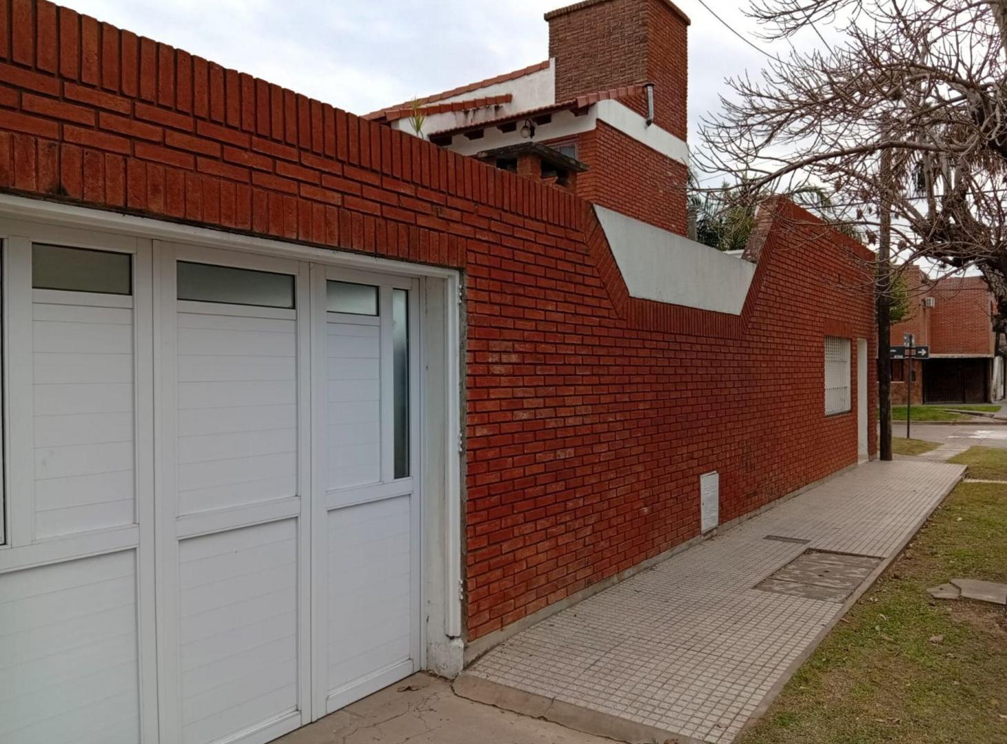 Foto de Casa amplia de dos plantas en esquina, imagen 4