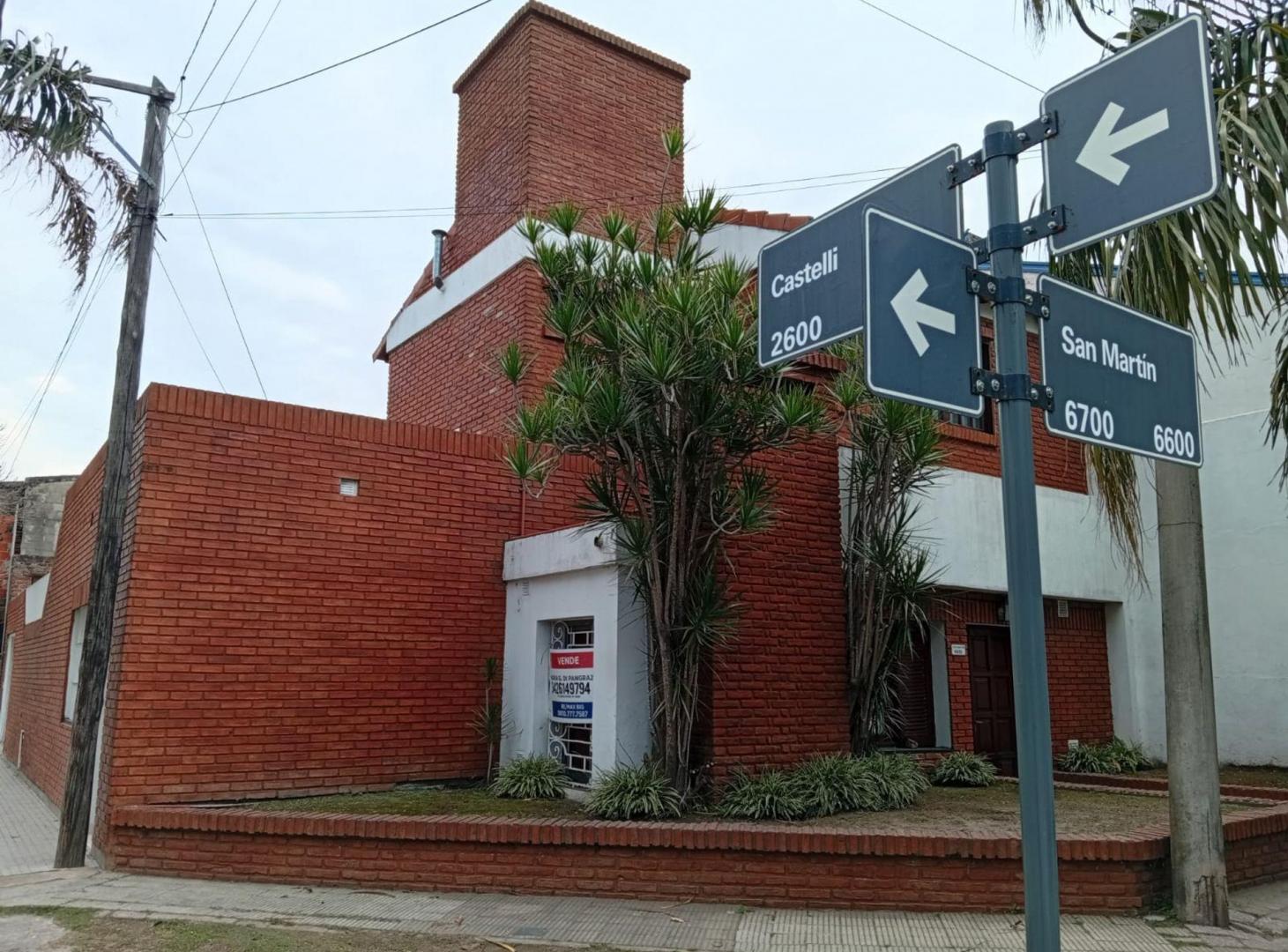 Foto de Casa amplia de dos plantas en esquina, imagen 2