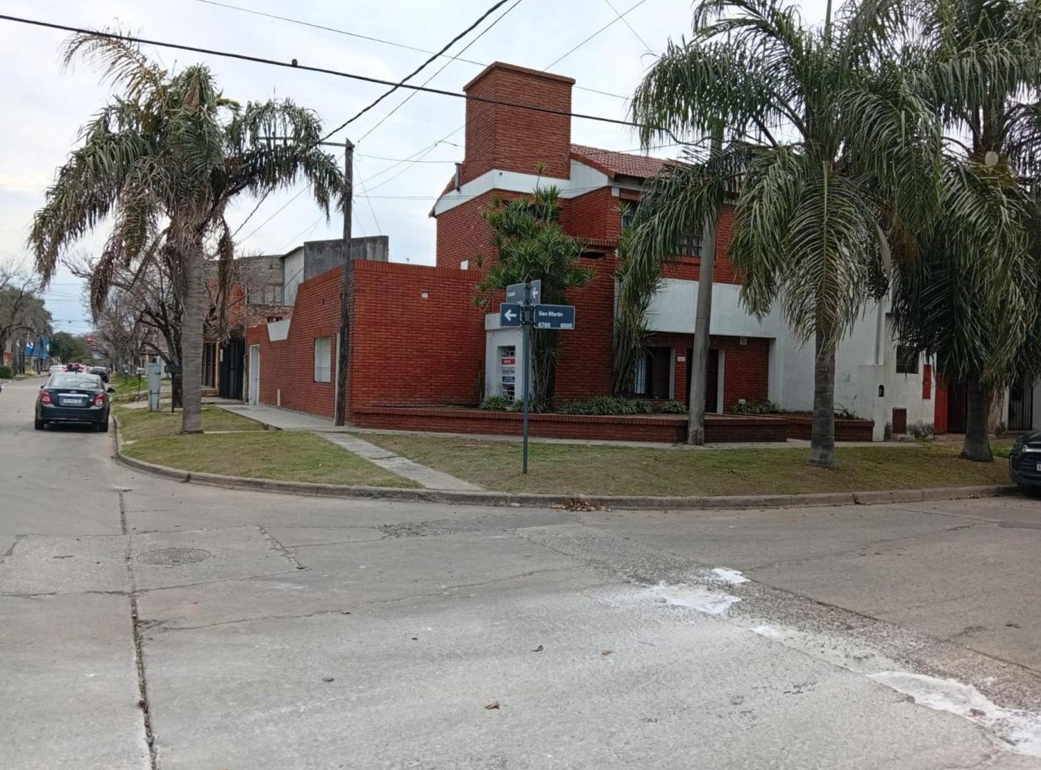 Foto de Casa amplia de dos plantas en esquina, imagen 3