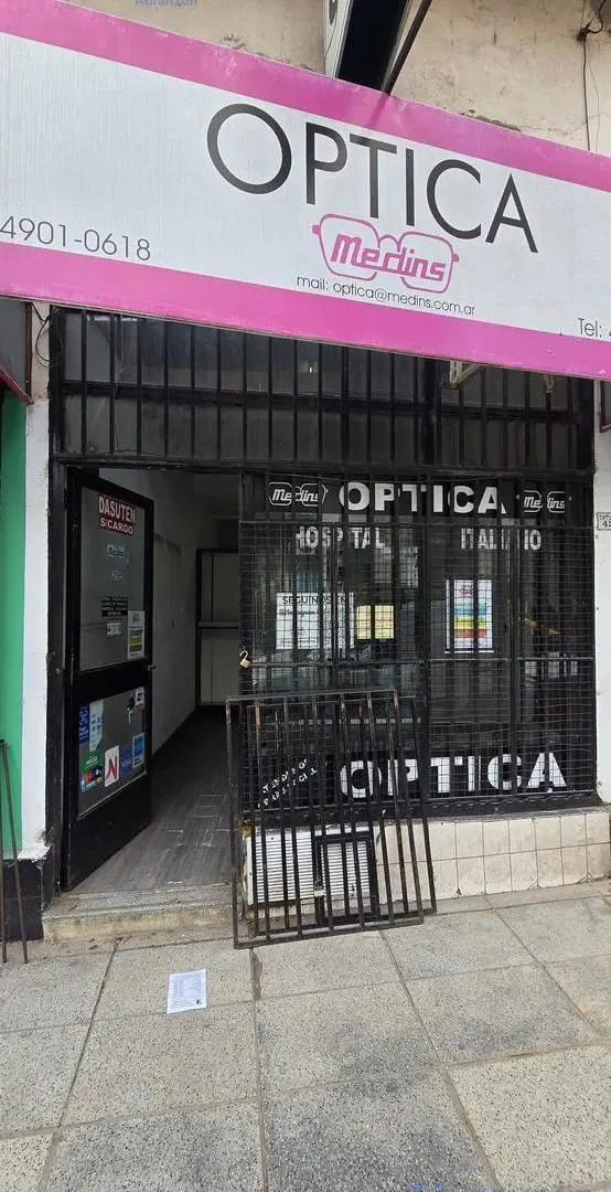 Peron 4200 FRENTE HOSPITAL ITALIANO Local Almagro 3