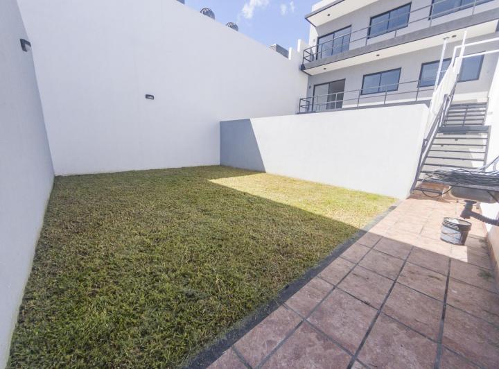 Depto 3 ambientes con balcón y jardín (Santo Tome 4400)