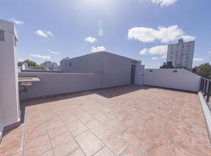 Depto 2 AMB con balcón, patio y terraza al frente