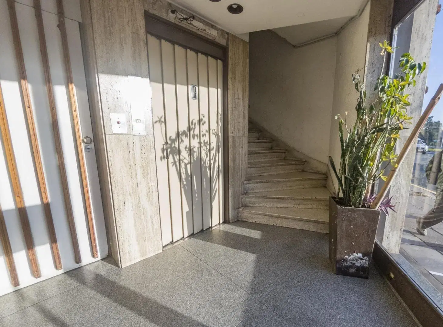 Departamento 3 ambientes con balcón (Av. Gral Paz 8300) 2