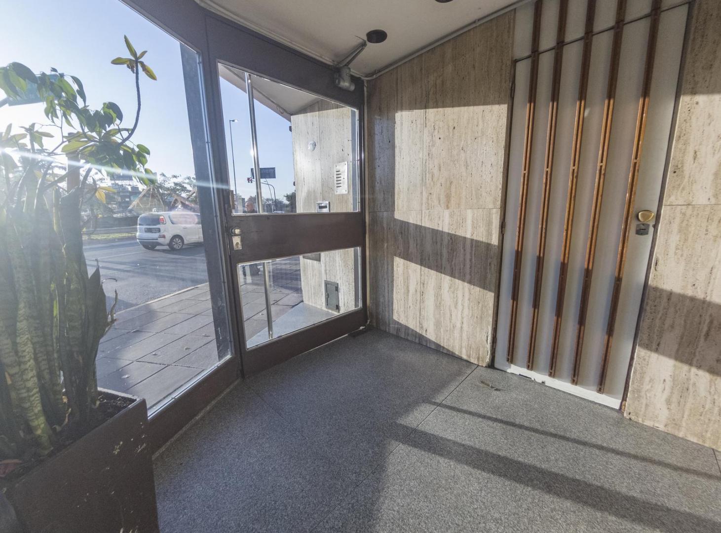 Departamento 3 ambientes con balcón (Av. Gral Paz 8300)