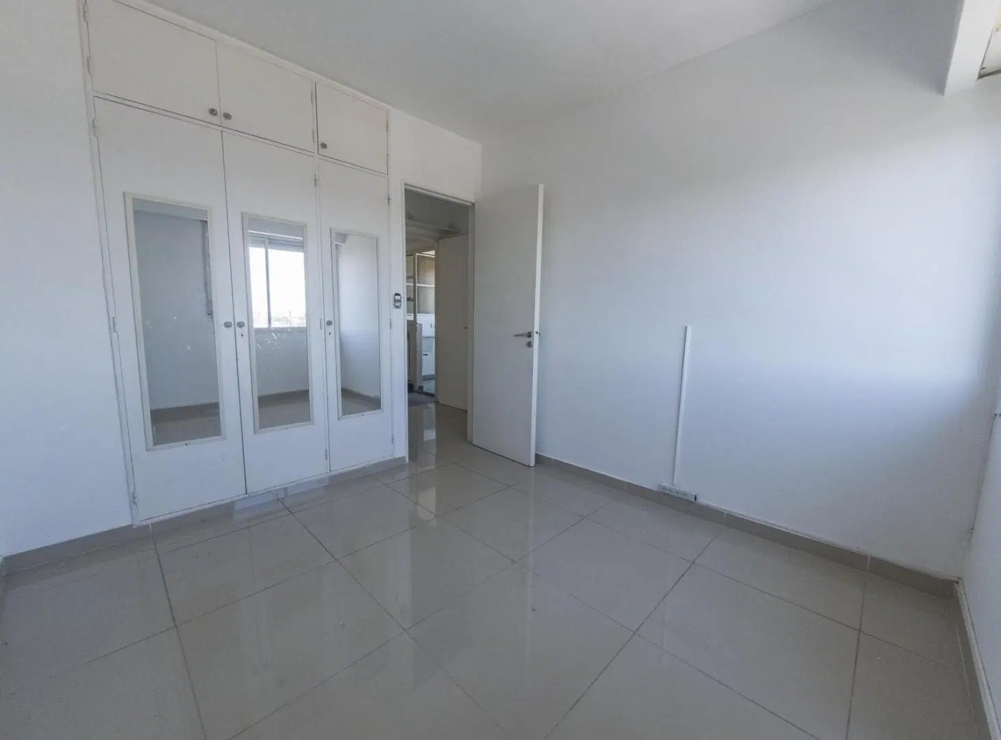 EXCELENTE DEPARTAMENTO DE 3 AMBIENTES AL FRENTE EN EL CORAZON DEL HERMOSO BARRIO DE VILLA REAL 2