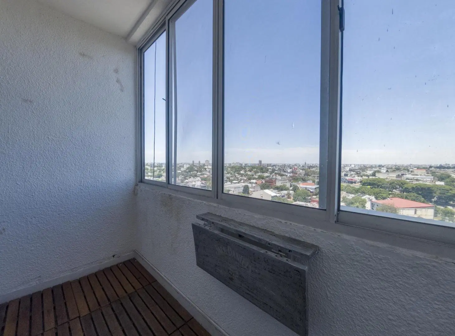 EXCELENTE DEPARTAMENTO DE 3 AMBIENTES AL FRENTE EN EL CORAZON DEL HERMOSO BARRIO DE VILLA REAL 8