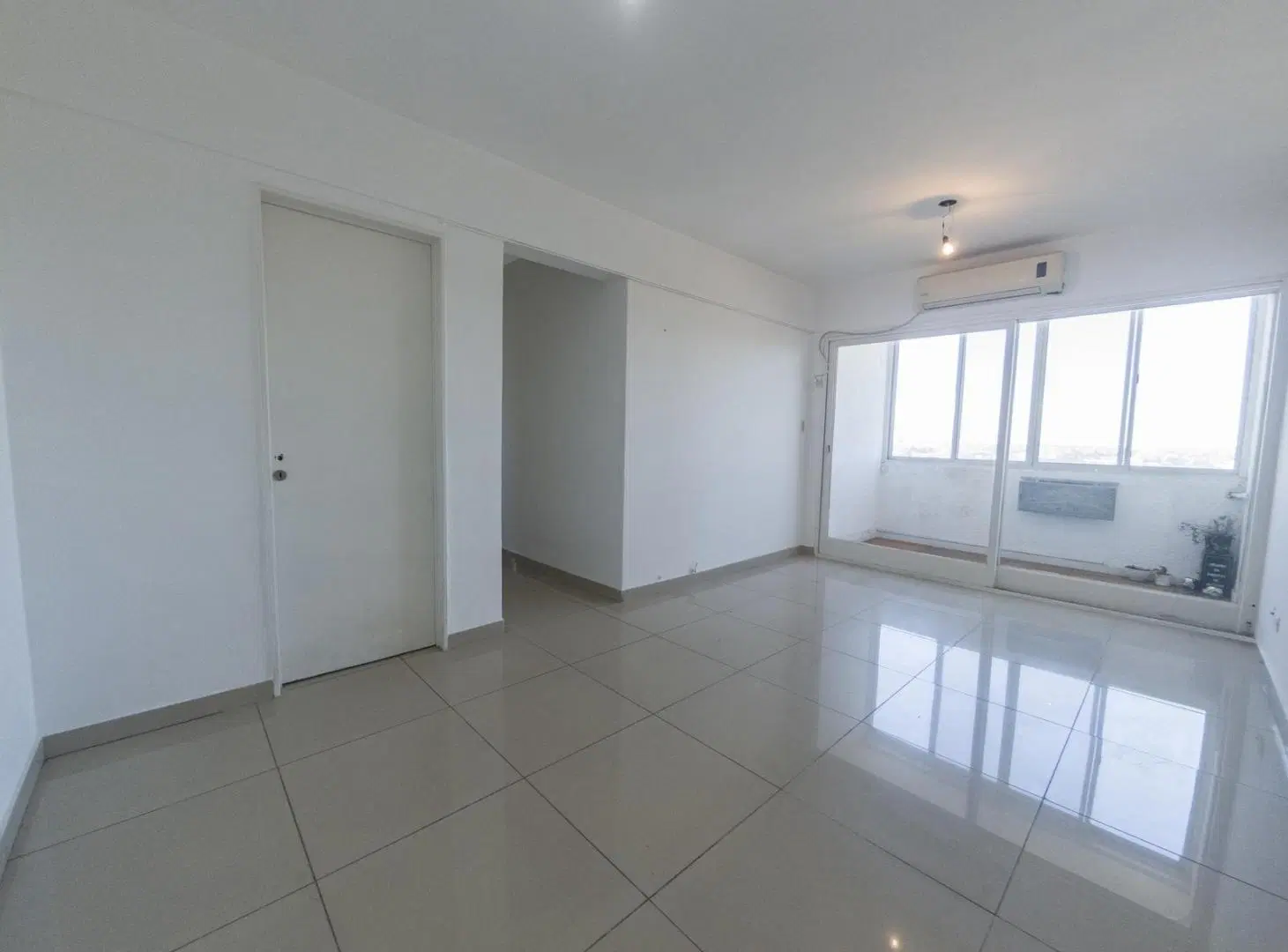 EXCELENTE DEPARTAMENTO DE 3 AMBIENTES AL FRENTE EN EL CORAZON DEL HERMOSO BARRIO DE VILLA REAL 4