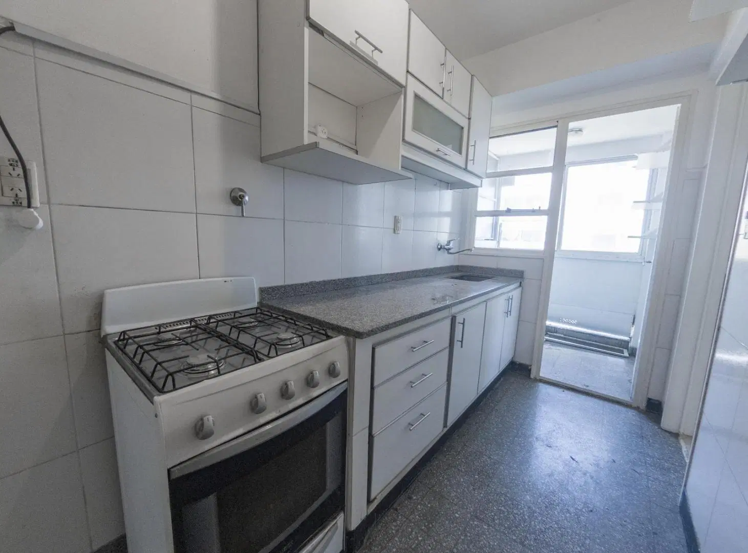 EXCELENTE DEPARTAMENTO DE 3 AMBIENTES AL FRENTE EN EL CORAZON DEL HERMOSO BARRIO DE VILLA REAL 3