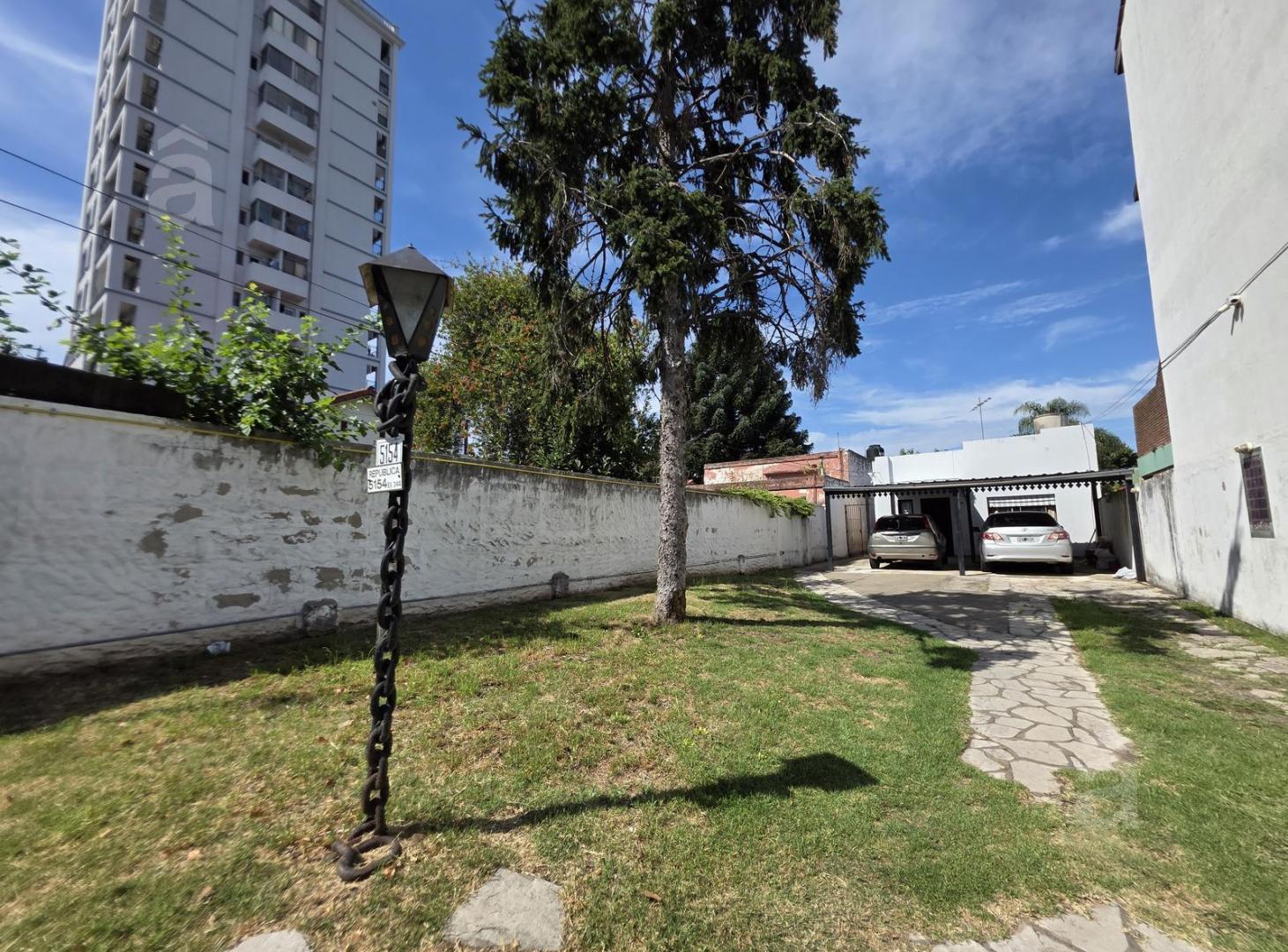 Casa en Venta en Villa Ballester - Lote Propio - Tres Ambientes con acceso a varios autos.