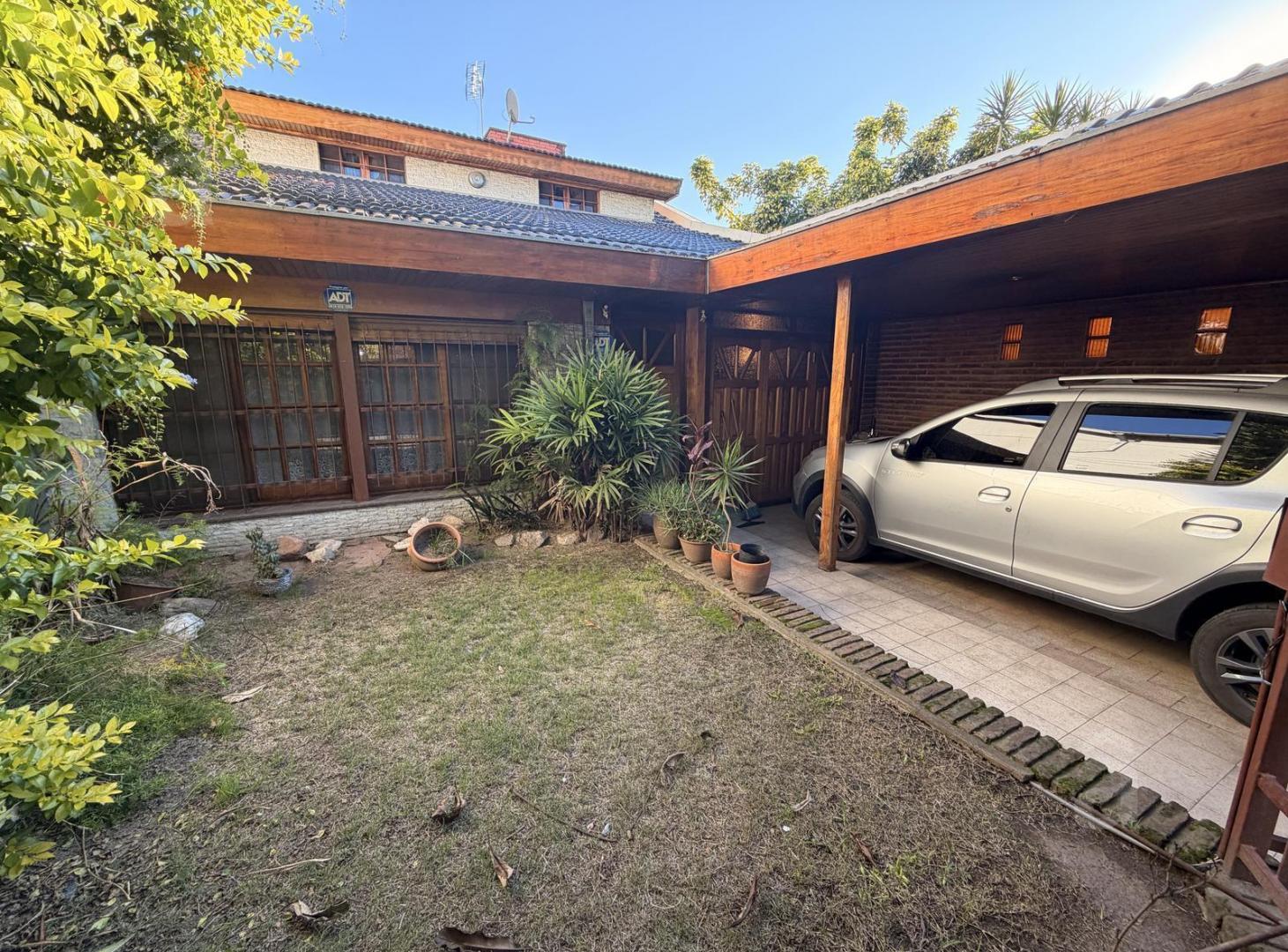 Casa en San Andrés - Venta - Tres Ambientes - Próxima a estación de trenes.
