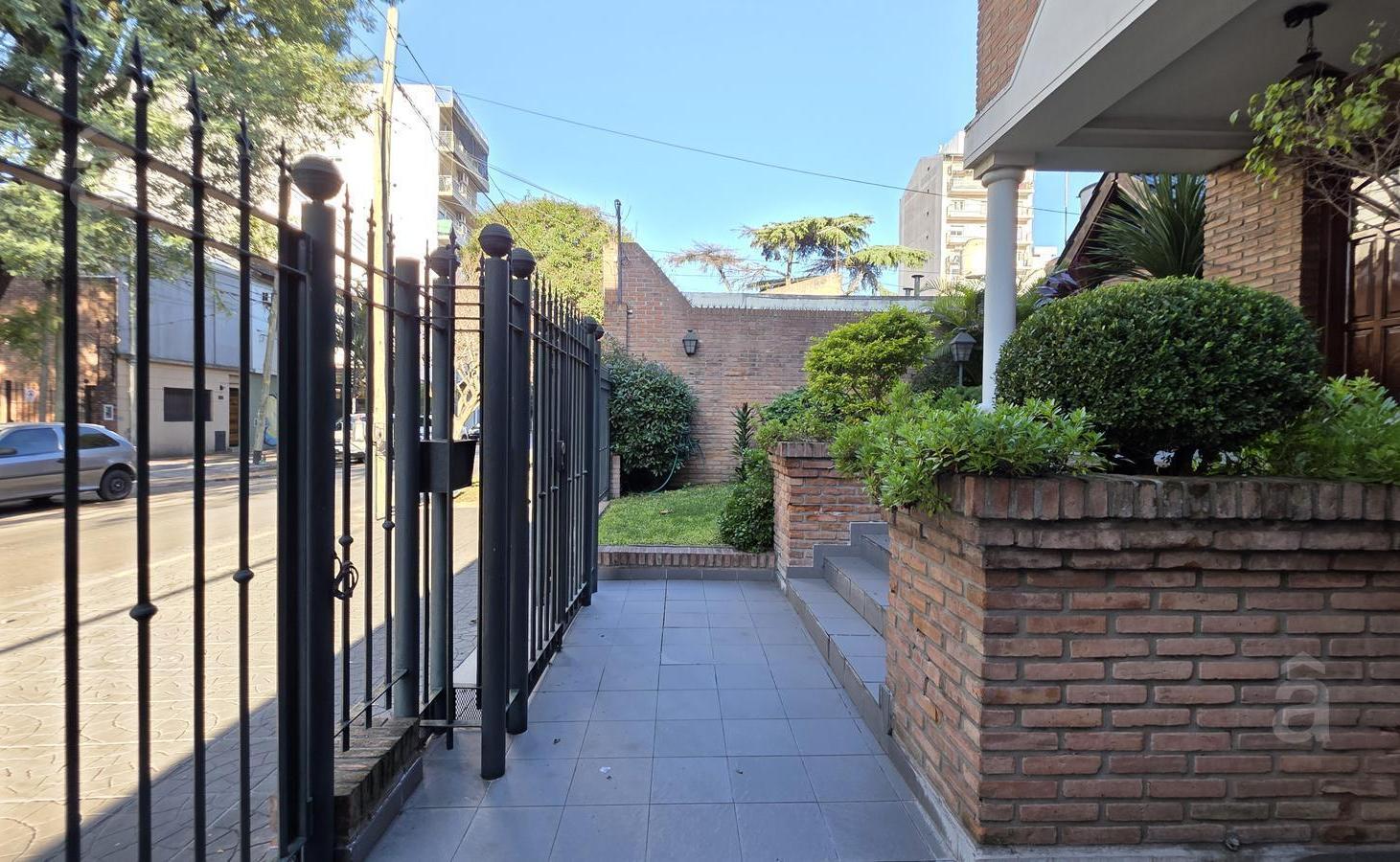 Casa en Villa Ballester - Venta - Cinco ambientes - Excelente Calidad de Construcción.