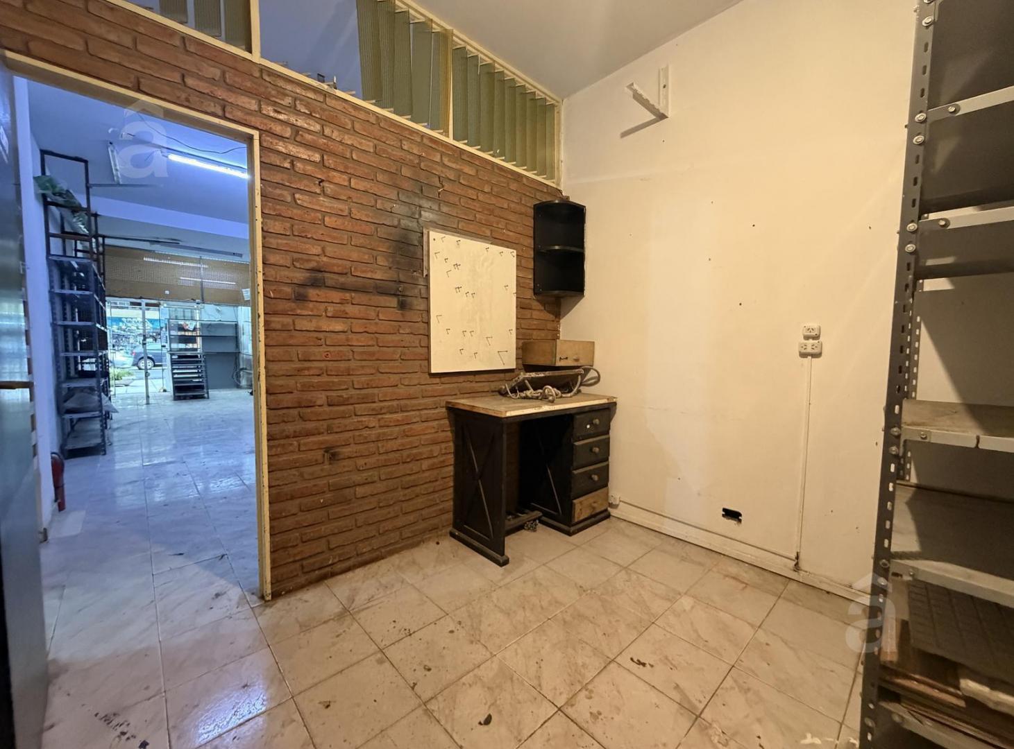 Foto de Local en Venta en Villa Ballester - 41 m2 - Sobre calle principal, imagen 2