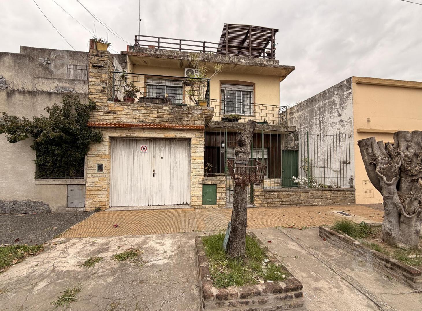 Casa en Venta en Villa Ballester - Multifamiliar - Edificada en dos plantas - A Refaccionar.