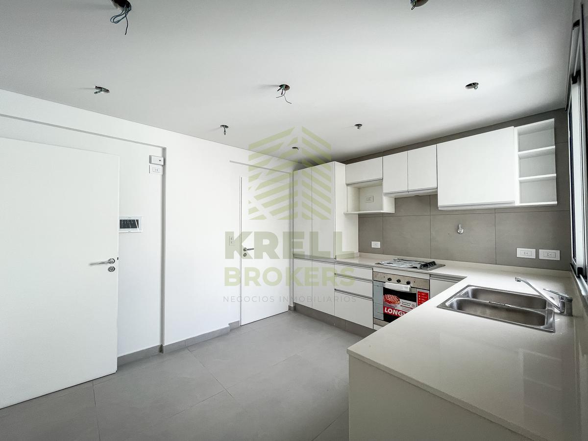 Venta Departamento de 4 Ambientes con Dependencia y Patio en Edificio Enjoy Independencia 5
